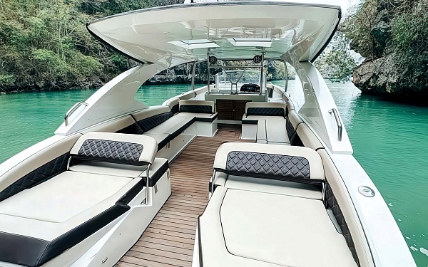 Аренда катера Luxury Cruiser 42 Ocean Pearl на Пхукете - лежаки сзади